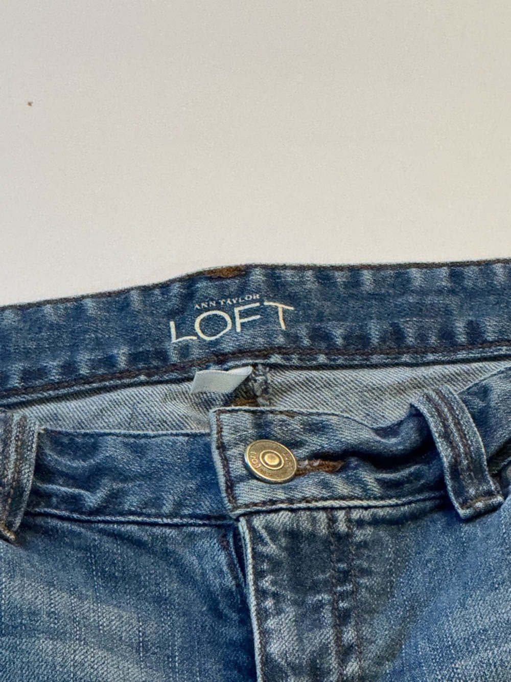 Ann Taylor Loft Women's Denim Jean Shorts in Blue Wash size 4 - Picture 2 of 6